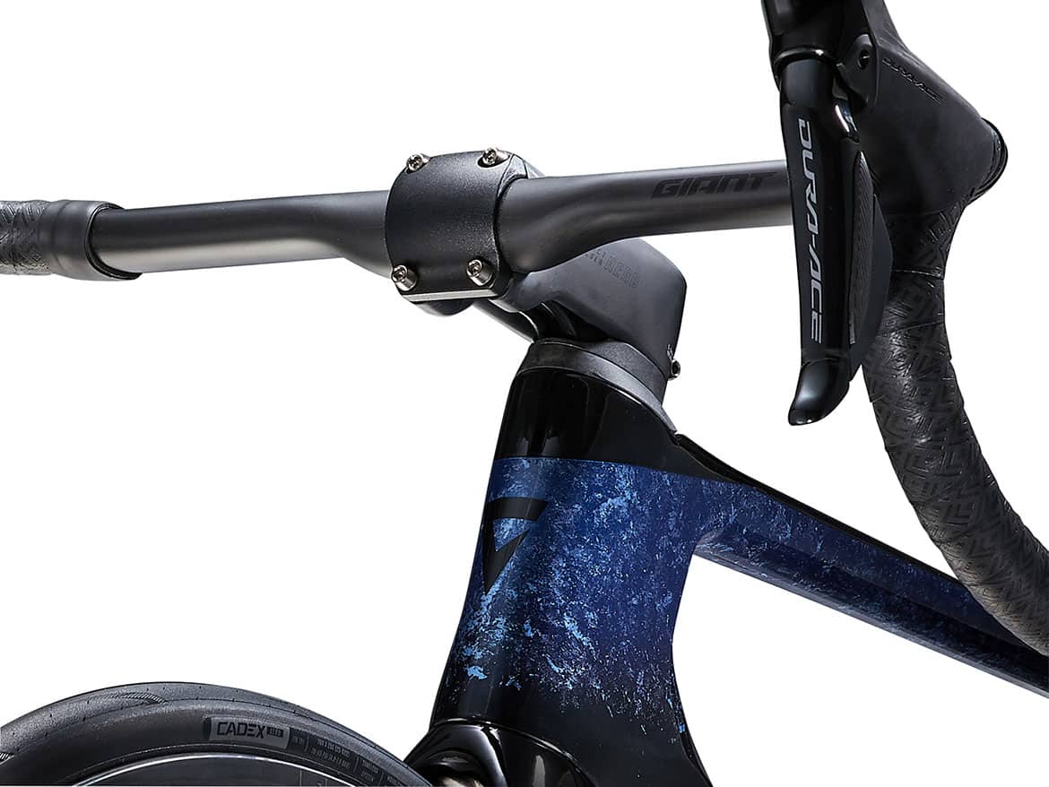 Le cockpit a été entièrement repensé pour créer un tout nouvel ensemble cintre et potence Contact SLR Aero, qui facilite le changement de composants et le réglage de votre position. Ce nouvel ensemble OverDrive Aero maintient les gaines et durites à l’abri du vent tout en évitant les complexités liées à l’intégration totale que l’on peut observer sur de nombreux vélos aéro actuels. Le cockpit a été entièrement repensé pour créer un tout nouvel ensemble cintre et potence Contact SLR Aero, qui facilite le changement de composants et le réglage de votre position. Ce nouvel ensemble OverDrive Aero maintient les gaines et durites à l’abri du vent tout en évitant les complexités liées à l’intégration totale que l’on peut observer sur de nombreux vélos aéro actuels.